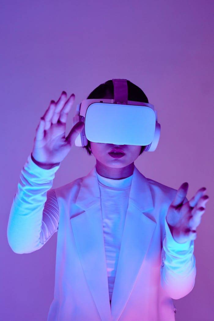 Mujer utilizando gafas de realidad virtual, ideal para representar la innovación y el futuro de la formación en Barcelona.
